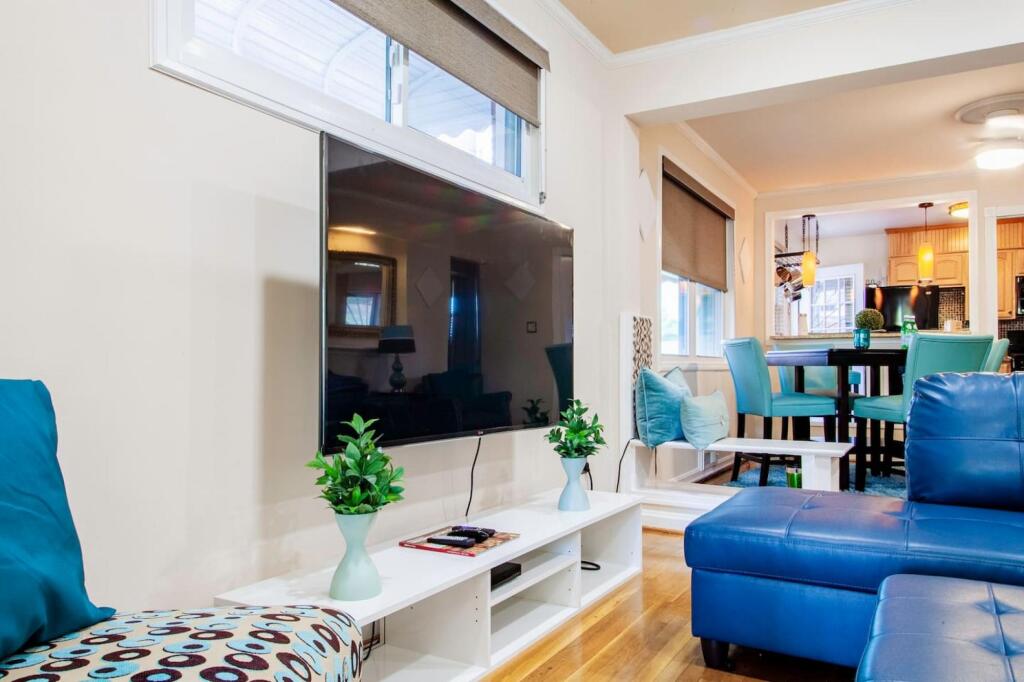 Gorgeous Home Tucked Away in Greener Part of Town Transit Friendly — 4-Star Luxury Hotel in Washington, United States