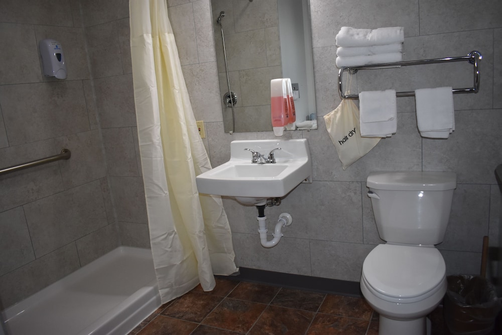 Heartland Hotel and Suites - photo 25