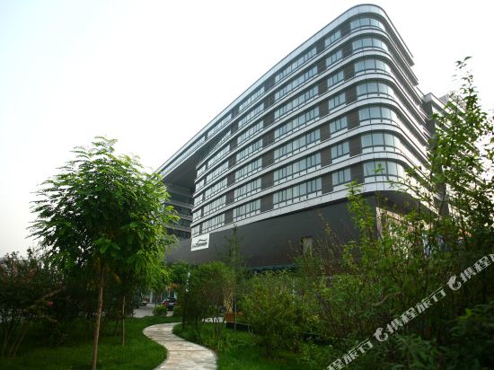 Iris Orchard All Suites Hotel in Tangshan, People's Republic of China