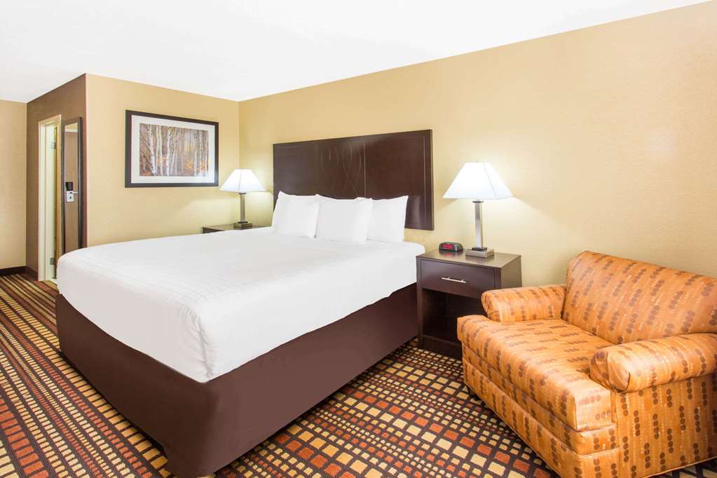 Days Inn & Suites by Wyndham Davenport East - photo 9