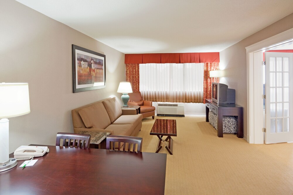 Holiday Inn Hotel & Suites Boston Peabody by IHG - photo 16