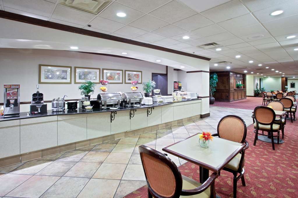 La Quinta Inn Suites Downtown Conference Center - photo 30