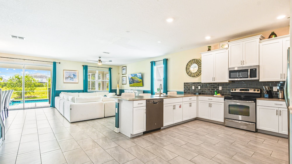 Elegant Home With Resort Amenities Gameroom - photo 15