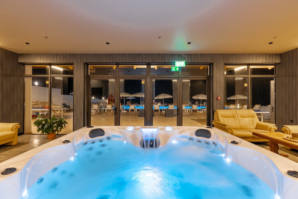 Indoor spa tub