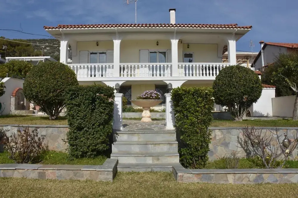 VillaVita Modern 3BR Garden & BBQ Walk to Beach — 4-Star Luxury Hotel in Kalyvia Thorikou, Greece