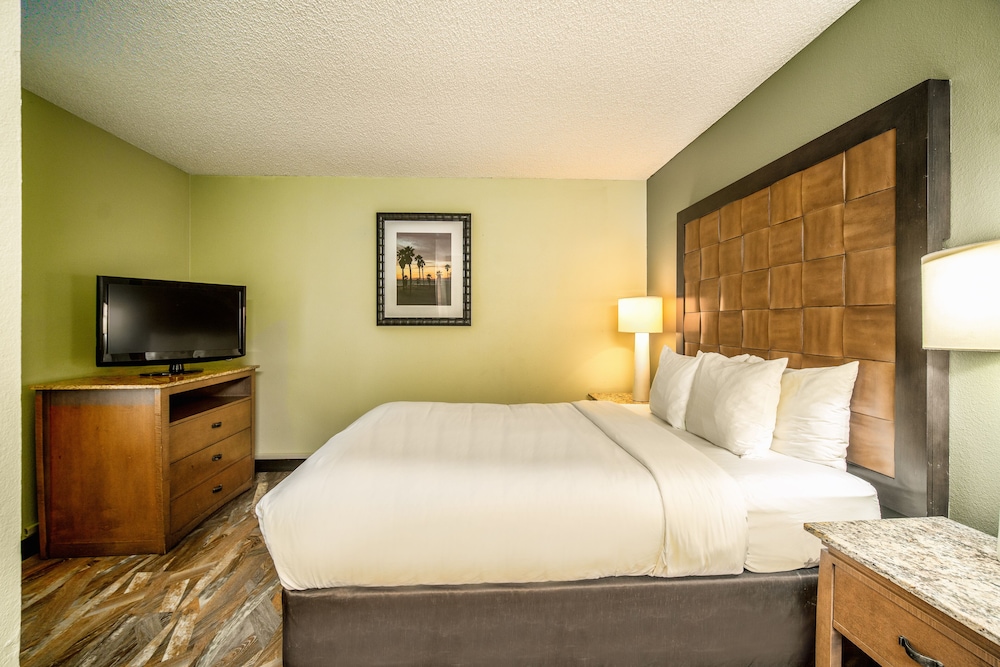 Buena Park Hotel Near Knott's Berry Farm - photo 15