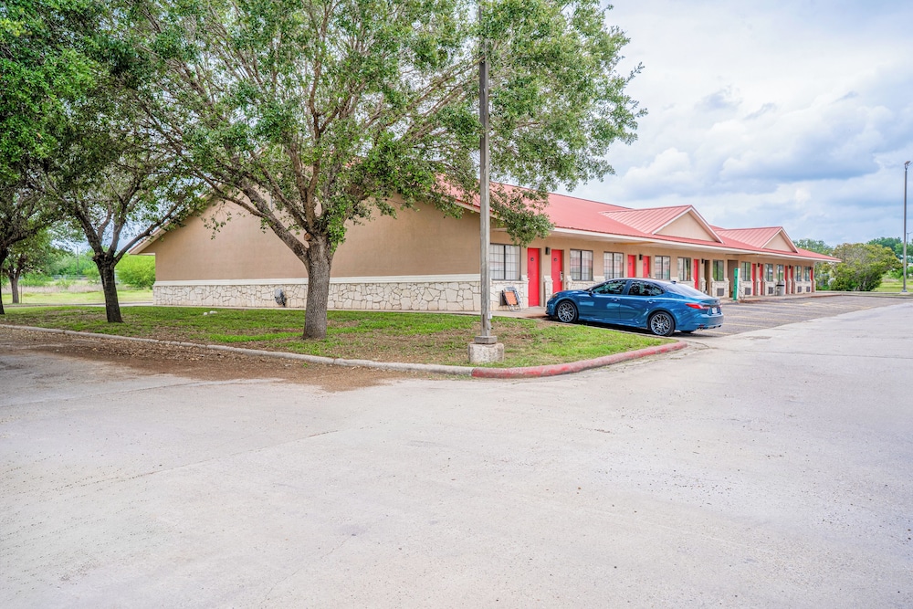 Texan Inn By Oyo Beeville Us 181 - photo 96