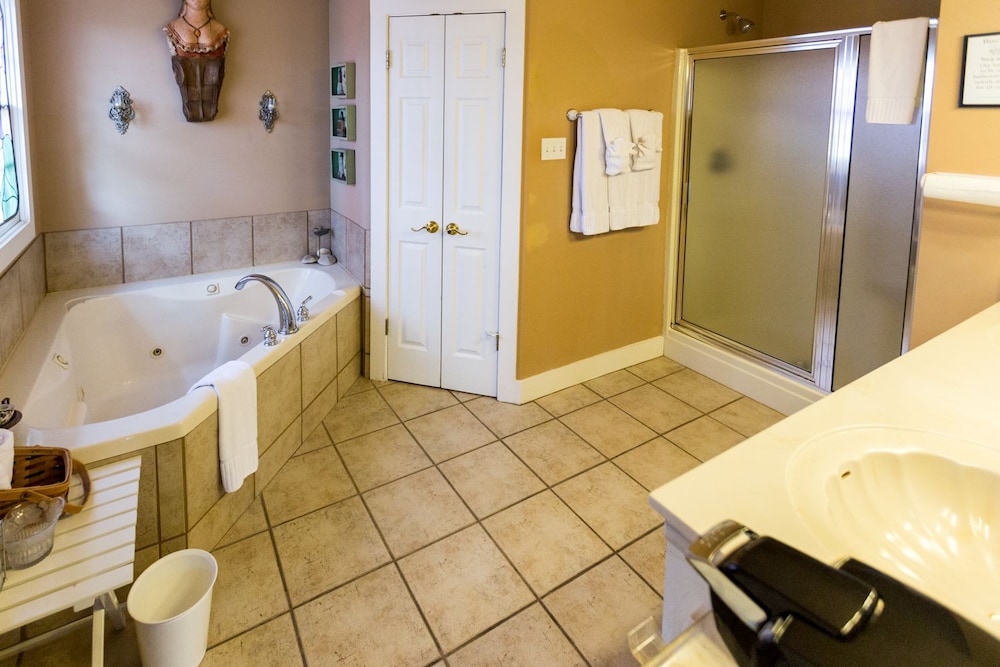 Equinox Inn at Canyon Lake - photo 35