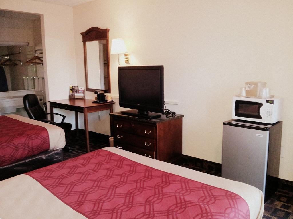 Econo Lodge Bellmawr - photo 16