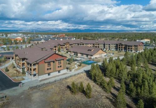 Resort 1BD condo 1 block from Yellowstone gates with resort amenities in West Yellowstone, United States
