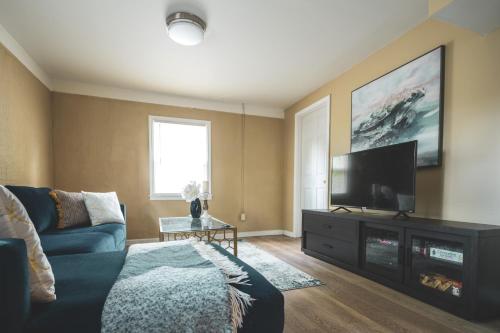 Spacious Home with Pet Friendly Yard — 4-Star Luxury Hotel in Charlotte, United States