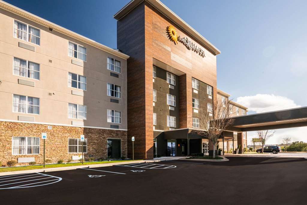 La Quinta Inn & Suites by Wyndham Montgomery - photo 3
