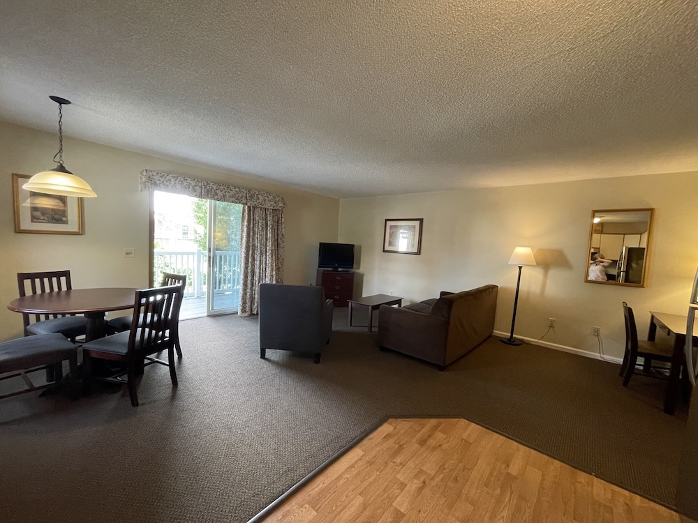 The Central Downtown Inn & Suites - photo 24