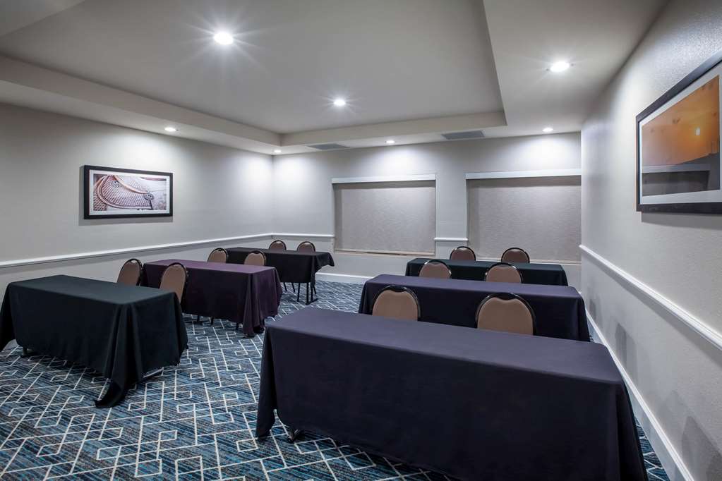 La Quinta Inn & Suites by Wyndham Lubbock North - photo 23