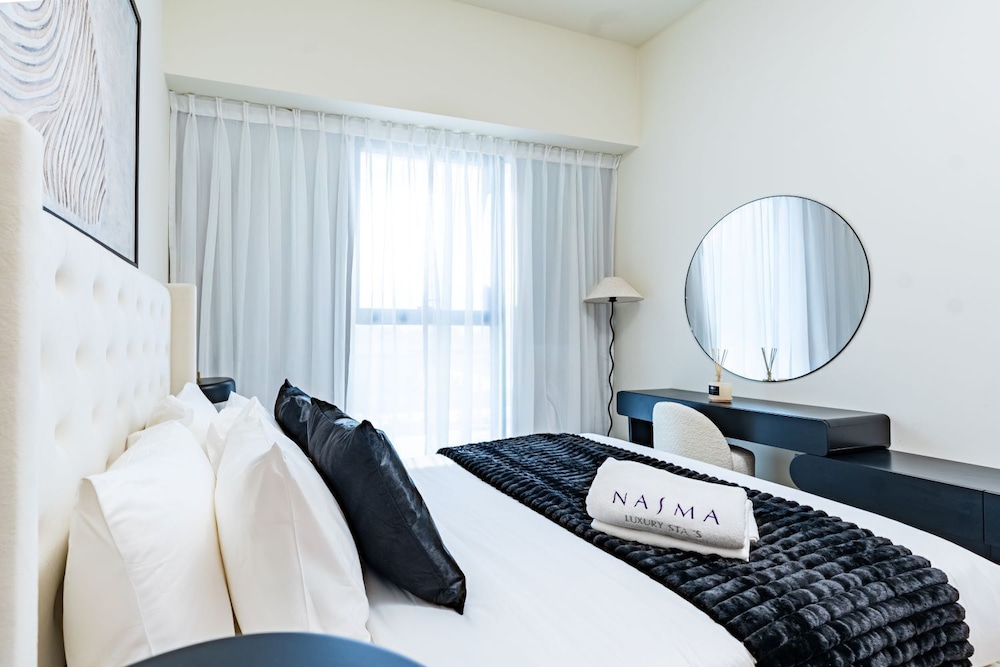 Cozy 1BR with Pool View & Balcony — 4-Star Luxury Hotel in Dubai, United Arab Emirates