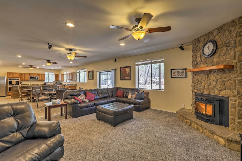3 Mi to Rainbow Lake Home with Hot Tub and Deck — 4-Star Luxury Hotel in Pinetop-Lakeside, United States