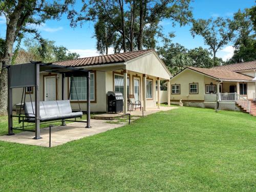 The Lake House Pool Dock and Lake Access Pensacola — 4-Star Luxury Hotel in Ferry Pass, United States