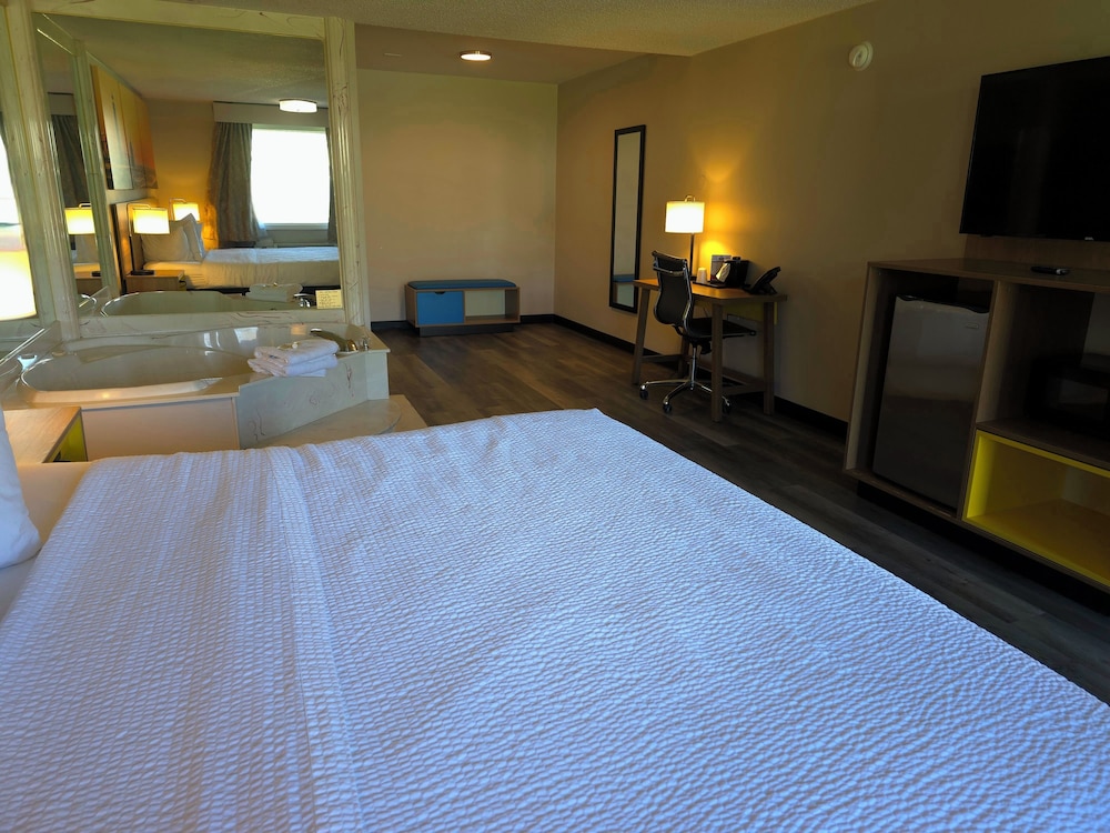 Days Inn & Suites by Wyndham Port Huron - photo 28