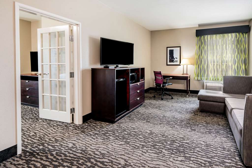 La Quinta Inn & Suites by Wyndham DFW Airport West Bedford - photo 24