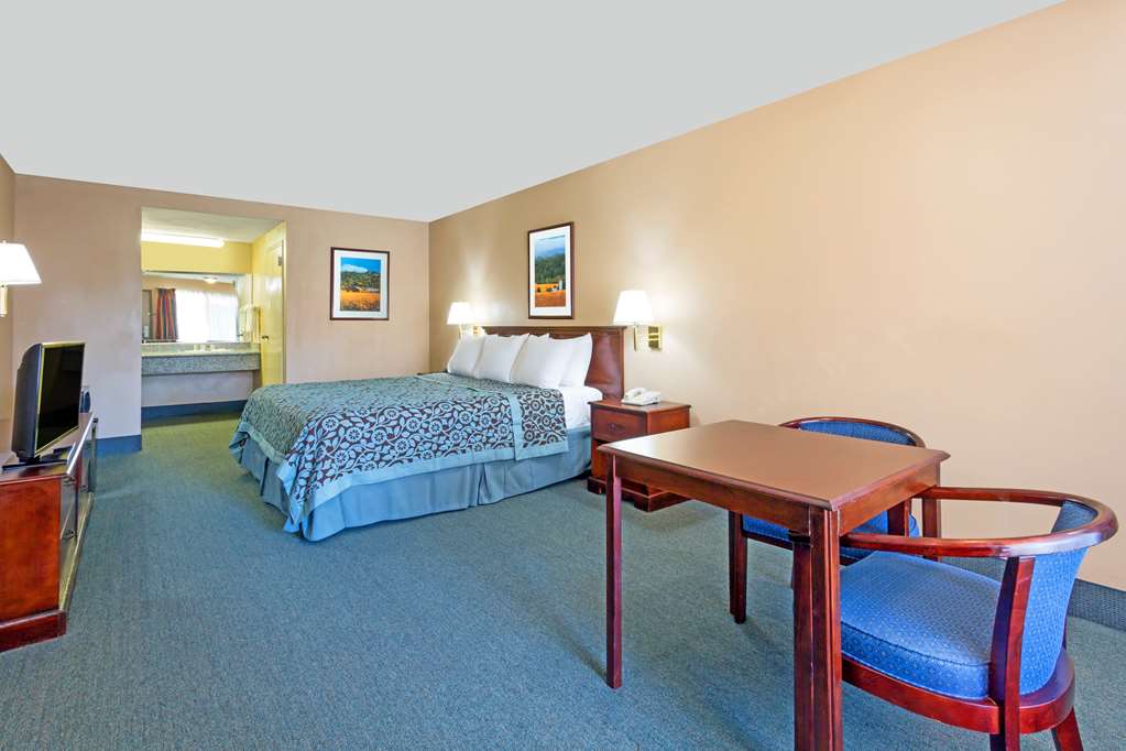 Days Inn by Wyndham Fontana Rialto - photo 22
