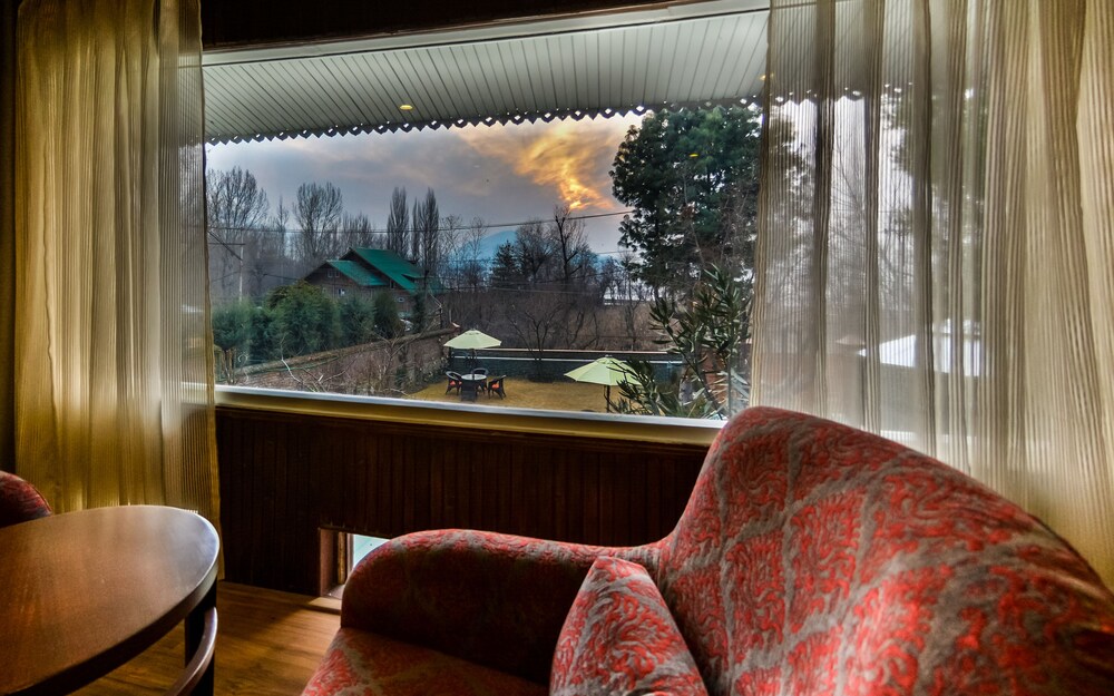 Hotel Metropolis Srinagar — 4-Star Luxury Hotel in Srinagar, India