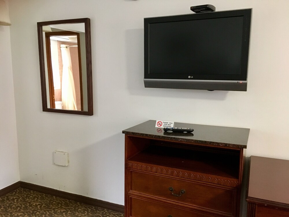 East Lake Inn - photo 8