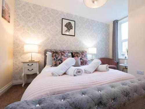 HUGE 12 Bedroom sleep 24 luxury with 2 HOT TUBS