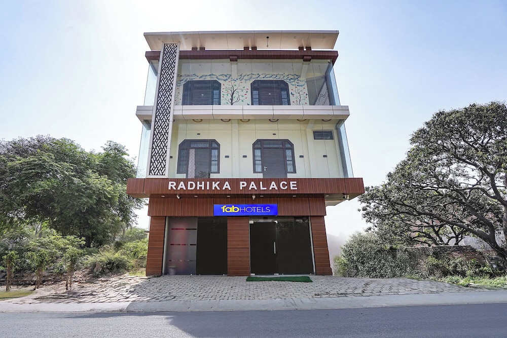 Fabhotel Radhika Palace in Fyzabad, India