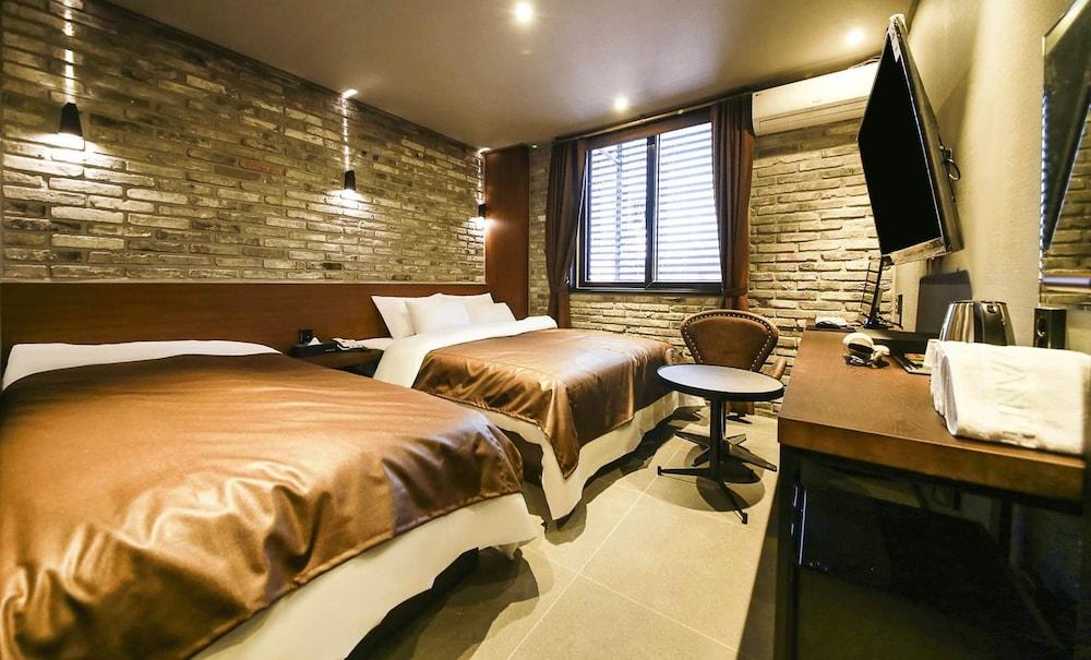 A Vant Hotel - carbon neutral hotel in Cheonan