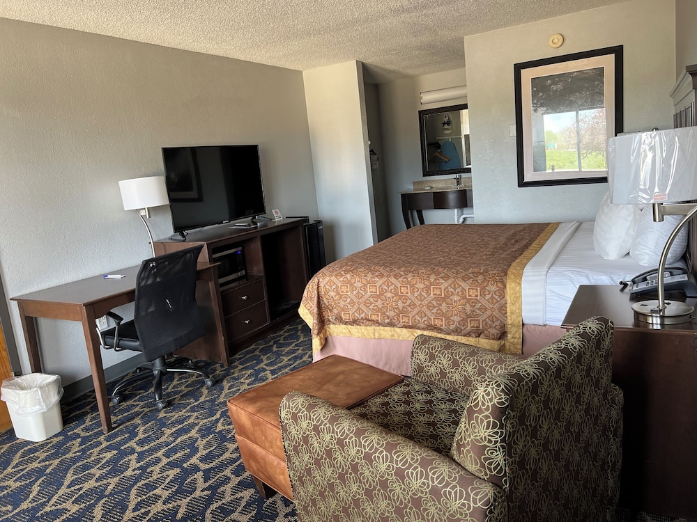 Greenstay Hotel and Suites St James - photo 4