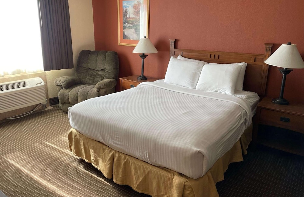 Crossroads Hotel and Event Center - photo 6