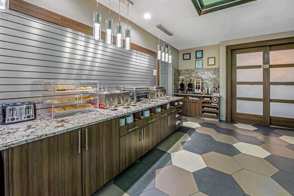 La Quinta Inn & Suites by Wyndham Kingwood Houston IAH Airpt - photo 41