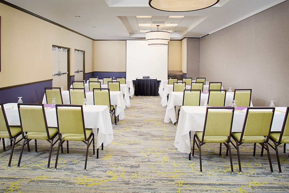 Hilton Garden Inn Hartford North Bradley International Airport - photo 36