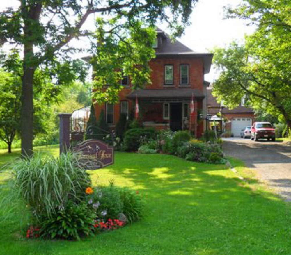 Homestead House Bed & Breakfast — 4-Star Luxury Hotel in Hamilton, Canada