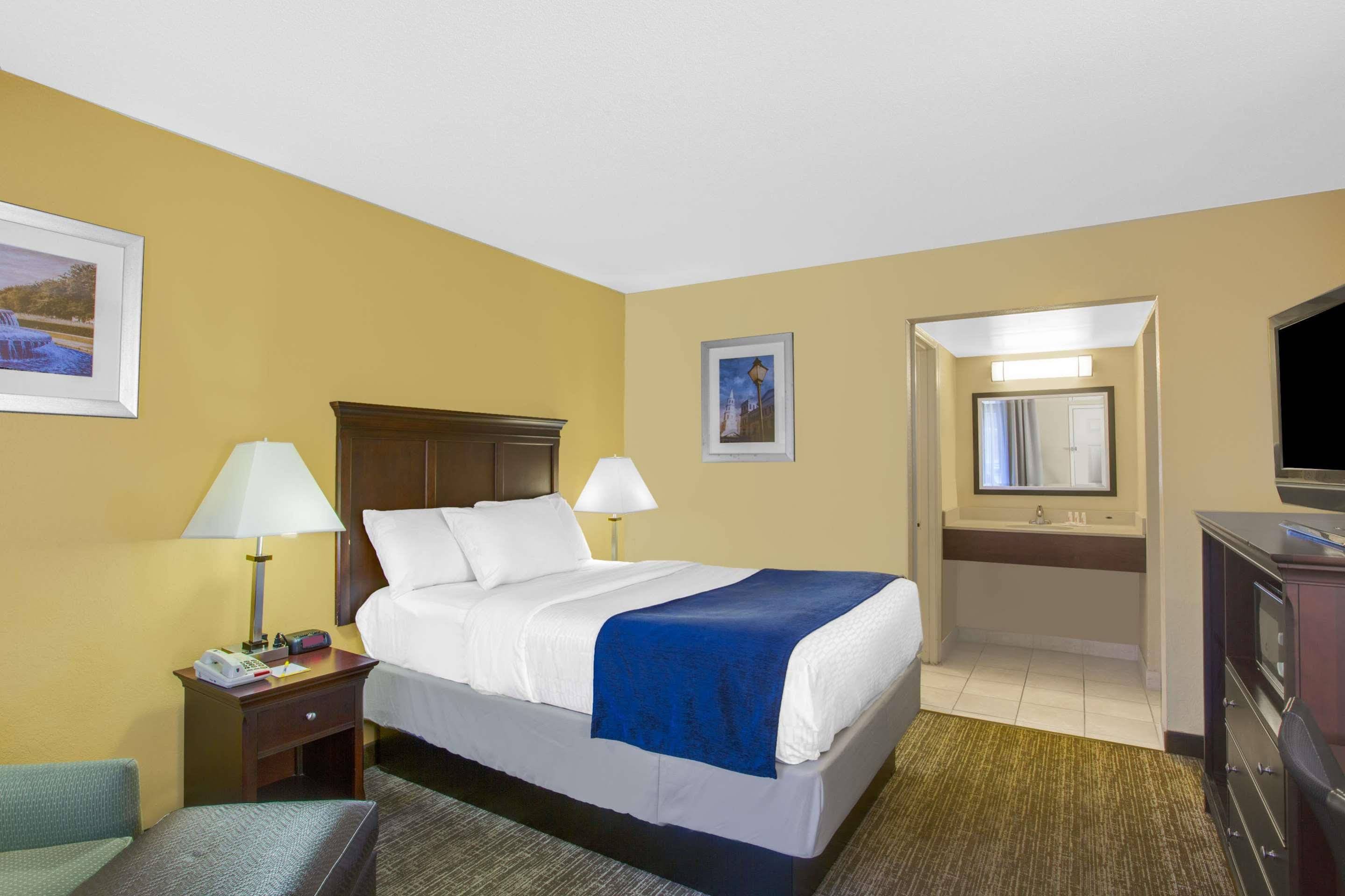 Days Inn by Wyndham Charleston Historic District - photo 6