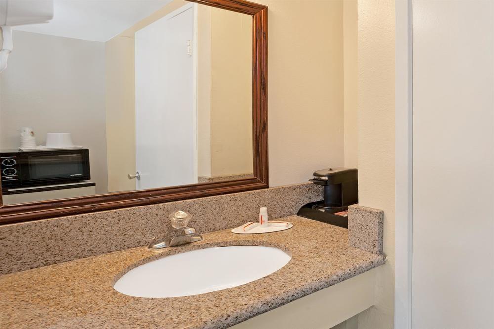 Super 8 by Wyndham Los Angeles Alhambra - photo 8