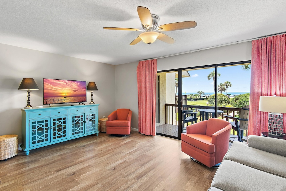 Blue Surf 7 - carbon neutral hotel in Miramar Beach