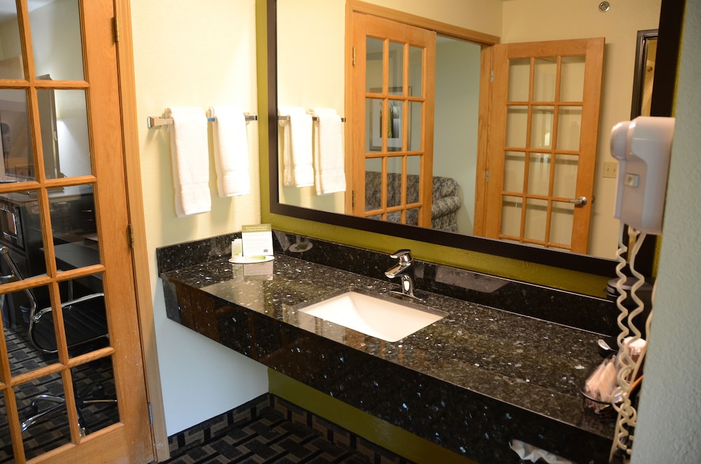 AmericInn by Wyndham West Burlington - photo 37