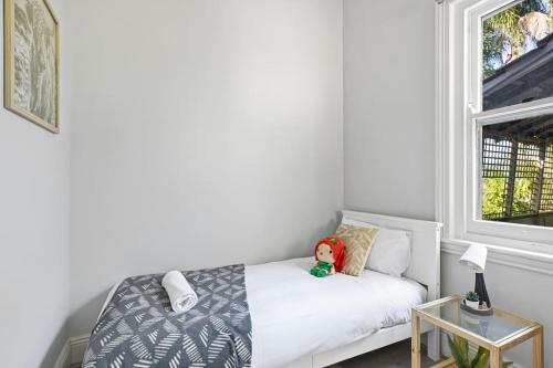 Lovely Single Room Nearby Transport & Shops Shared Bathroom — hotel in Killara