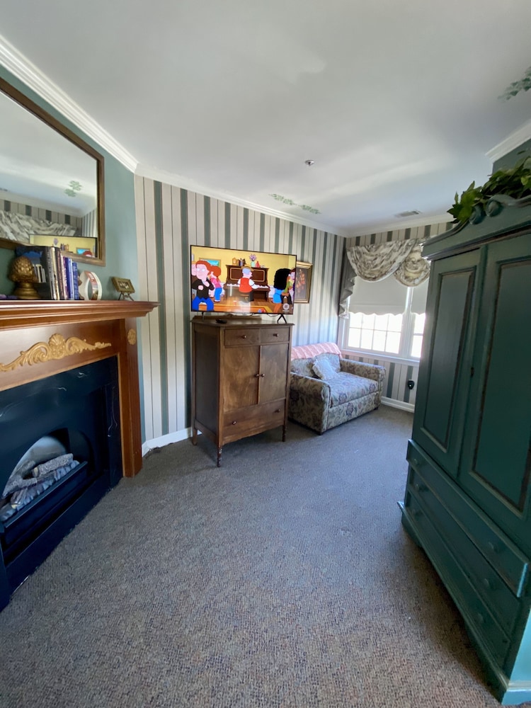 The Cypress Inn Bed & Breakfast - photo 33