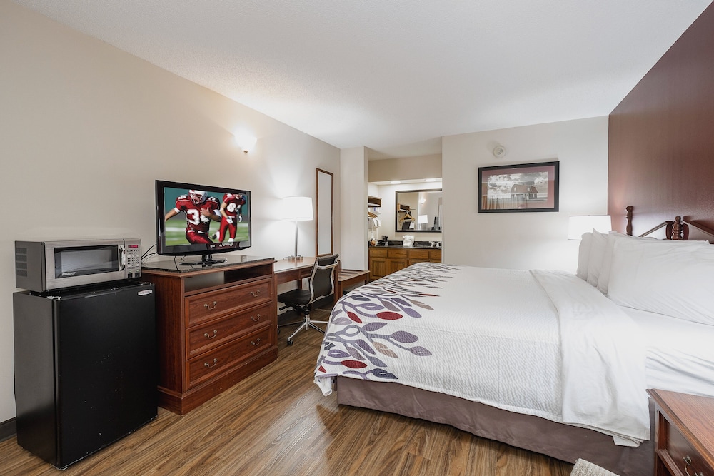Red Roof Inn & Suites Calhoun - photo 11