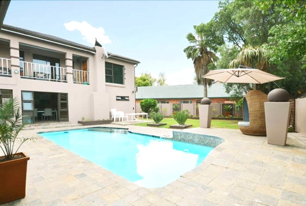 2 Op Terblanche Guesthouse — 4-Star Luxury Hotel in Boksburg, South Africa