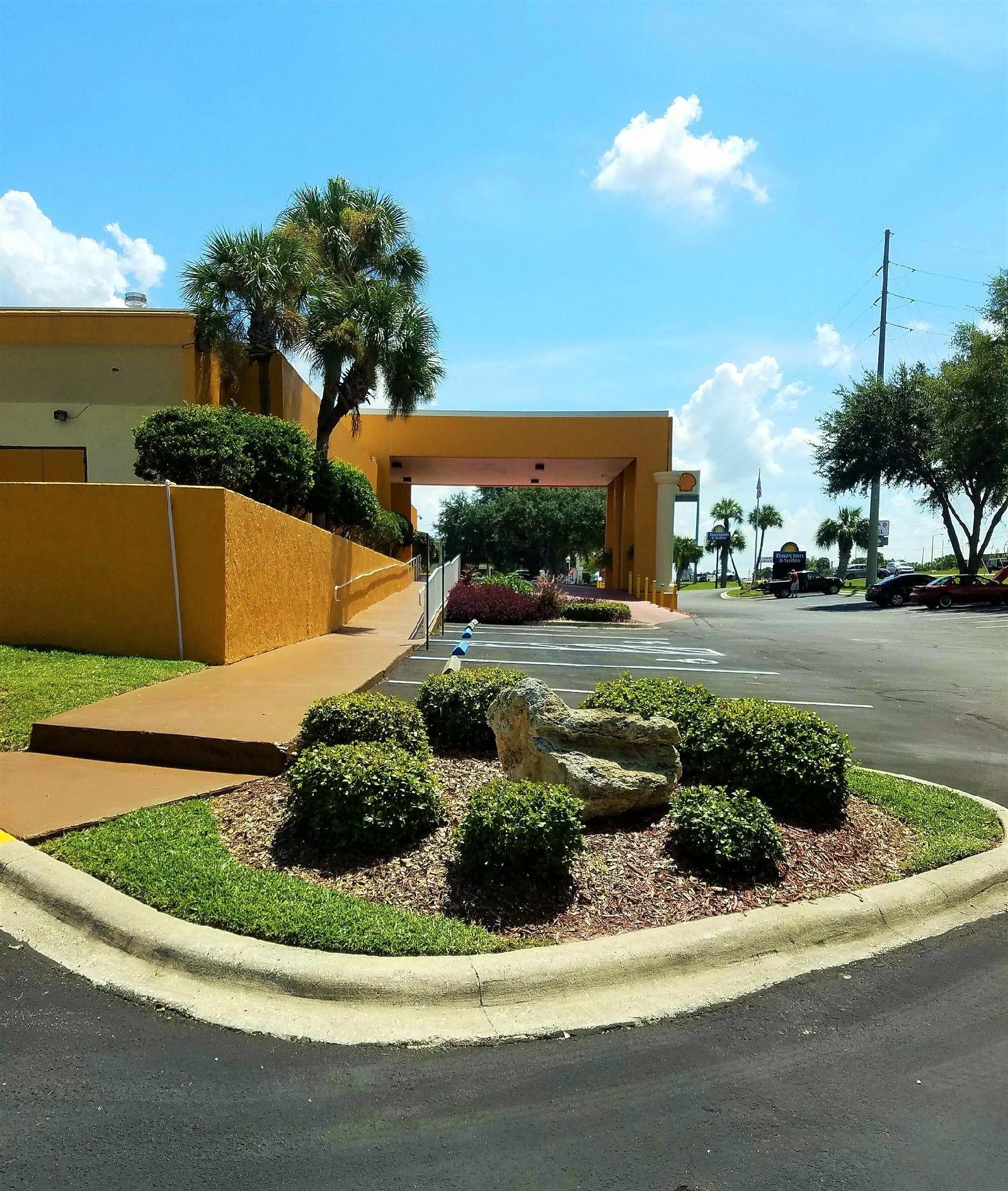 Days Inn and Suites by Wyndham Clermont - photo 4