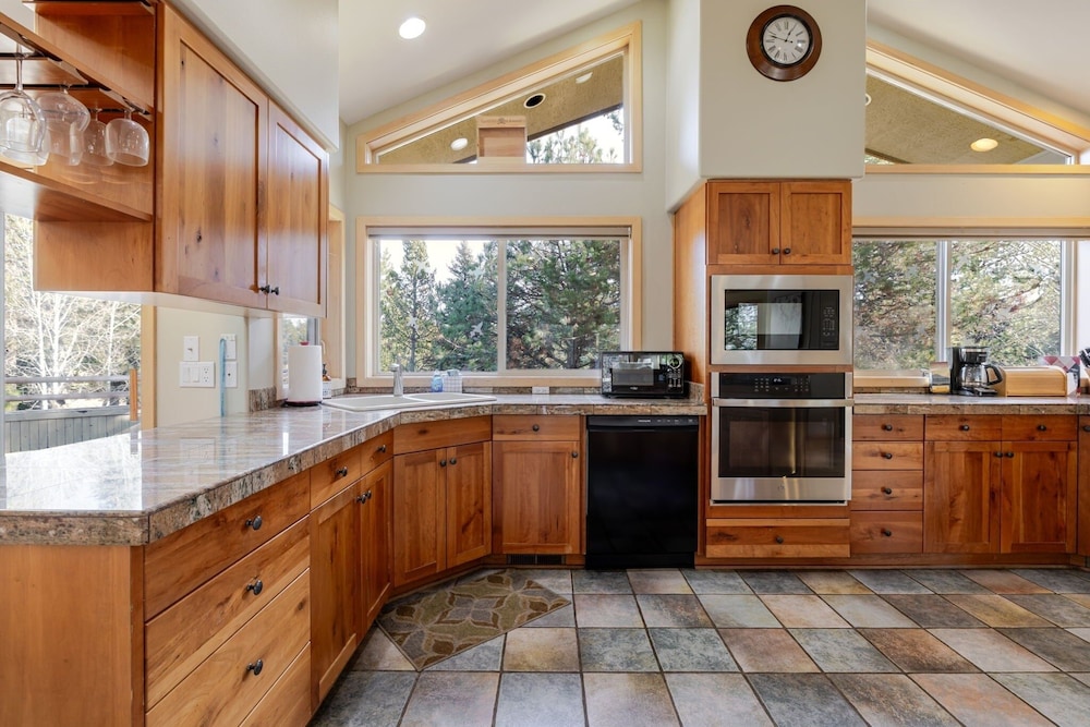 3 Mulligan Home features Hot Tub on Private Deck and Wood Burning Fireplace by RedAwning — 4-Star Luxury Hotel in Bend, United States