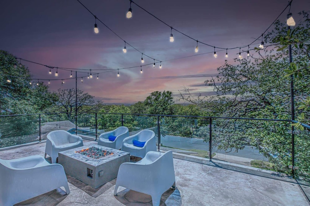 Rooftop Deck w City Views - carbon neutral hotel in Austin