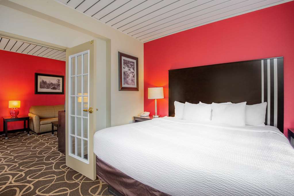 La Quinta Inn & Suites by Wyndham Elkview Charleston NE - photo 37