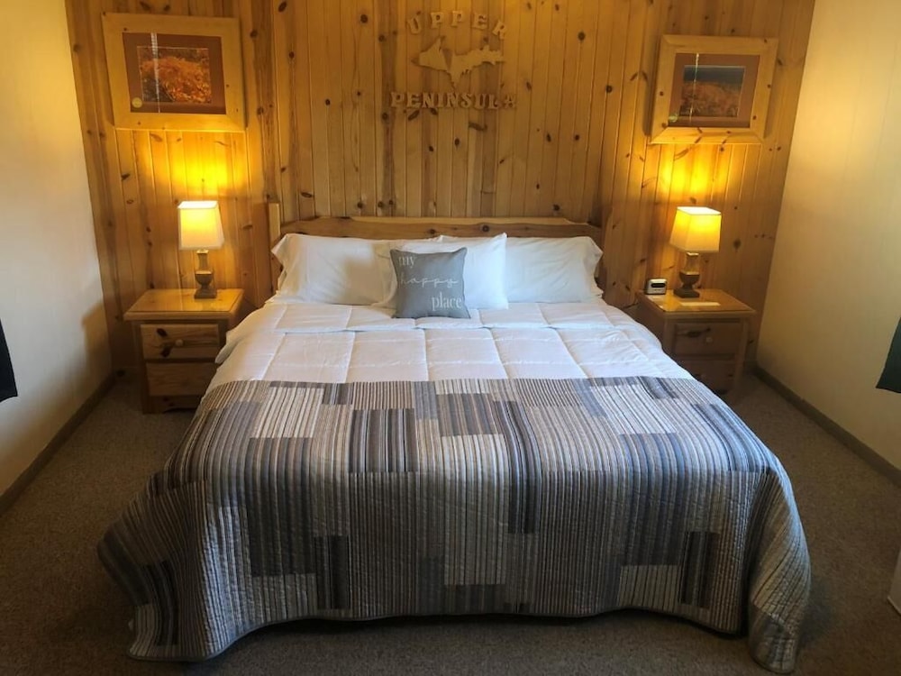 Holiday Motel — hotel in Manistique