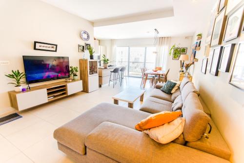 MedAbode Bright & Spacious Stay in Swieqi Malta — 4-Star Luxury Hotel in Swieqi, Malta