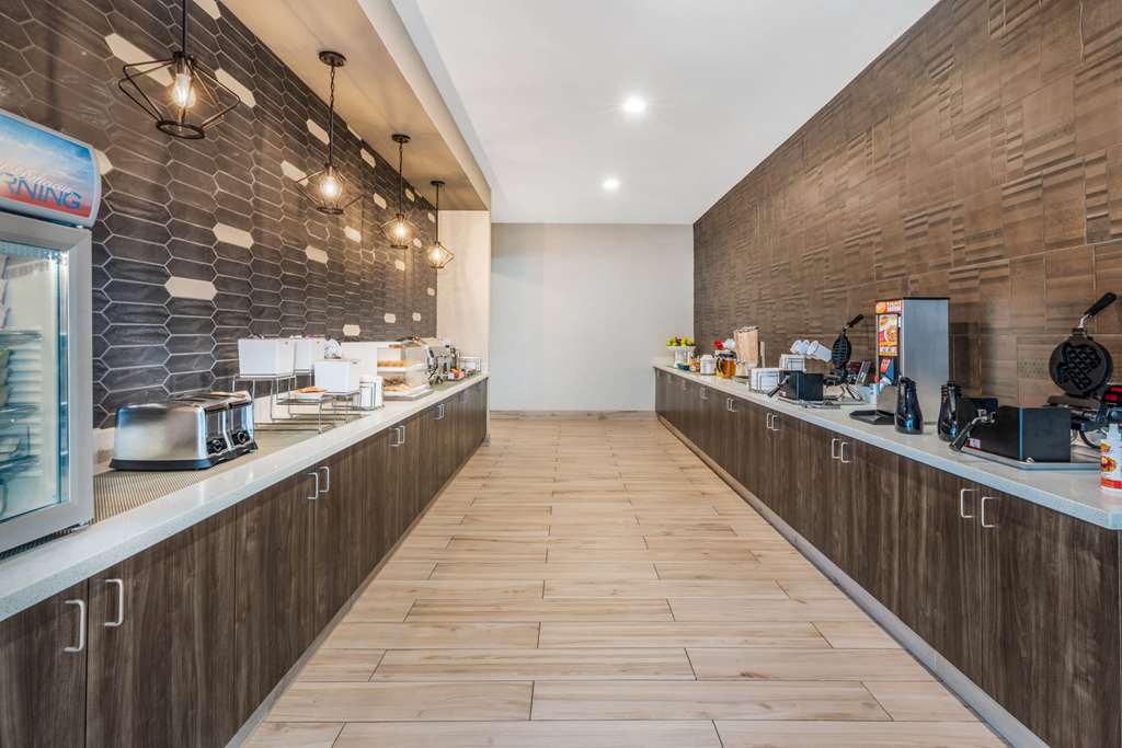 La Quinta Inn and Suites by Wyndham Houston Spring South - photo 27