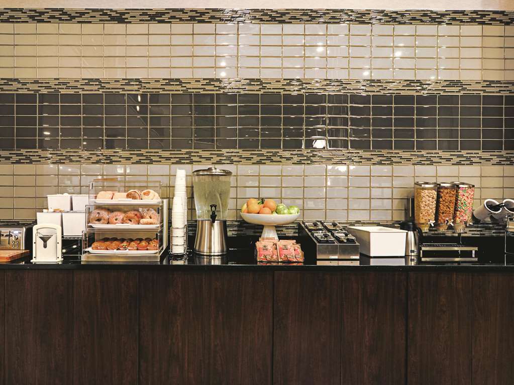 La Quinta Inn & Suites by Wyndham Denver Airport DIA - photo 50